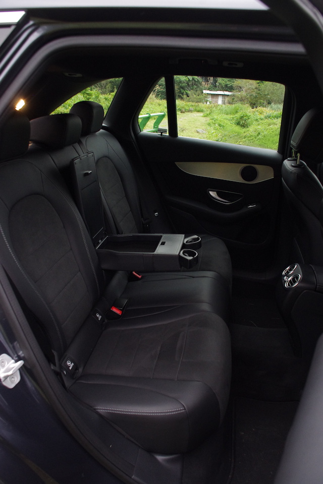 GLC 220d 的軸距為 2873mm，後座雖然無法調整前後距離，以記者 177 公分身高乘坐在後座，包括腿部空間部分頗為舒服。