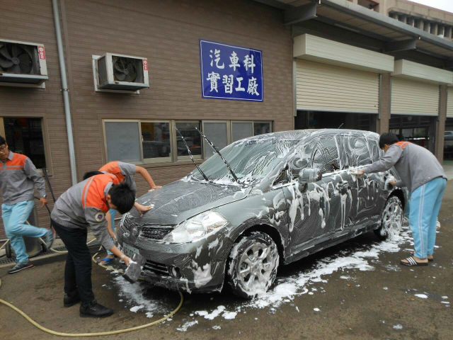 汽車在長時間烈日曝曬下,車身外殼處於高溫的狀態,長期以來會讓烤漆失去光澤,假如這時又再度洗車打蠟,會讓車色分佈不均。(資料照/記者洪美秀攝)