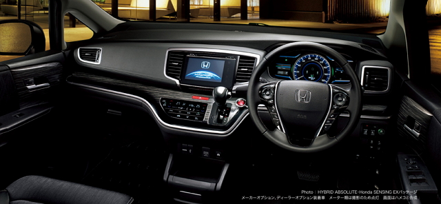 Odyssey hybird 換上與 Accord hybird 相同的翼展式叢集儀表板，可清楚顯示電動馬達與電池間的功率比。