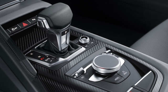 當年英姿煥發的時光  退休太空人藉 Audi R8 V10 plus 找回來（內有影片）