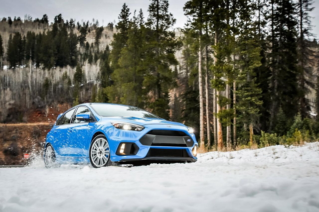 Focus RS 搭載 2.3 升 EcoBoost 四缸渦輪增壓汽油引擎，可爆發 350 匹/44.8 公斤米的性能輸出，同時還具有 15 秒的超增壓模式。