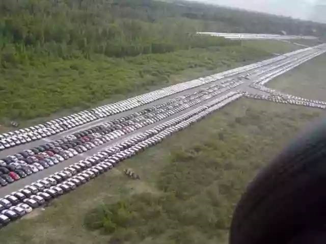 世界各地有上千個「新車墳墓」。
