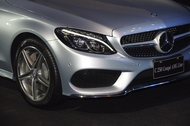 The New C-Class Coupe採用較上一代 Coupe 更低的懸吊，燃油效率大幅提升的高效能汽油引擎。
