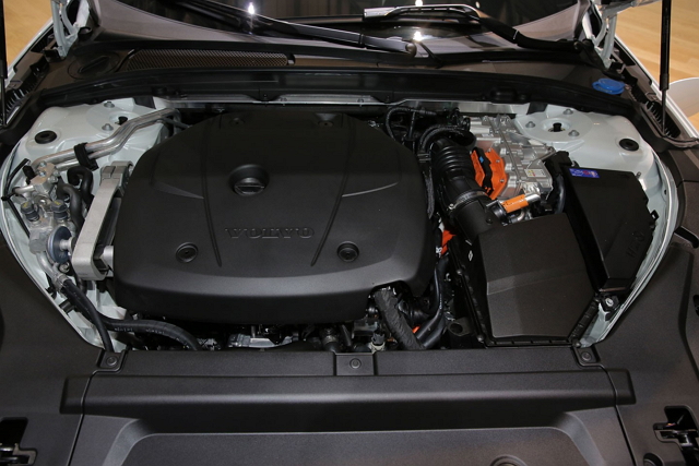 S90 T8 的動力來自一具 2.0 升 Drive-E 雙增壓汽油引擎與鋰電池電動馬達，並透過位於後輪的電動馬達建構出四輪驅動系統，綜效馬力可達到 407 匹/65.28 公斤米。