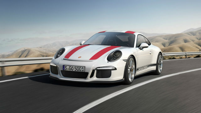 Porsche在今年日內瓦車展上發表一款以純粹性能結合熱血手排，進而激發出駕馭樂趣的全新911R經典跑車。
