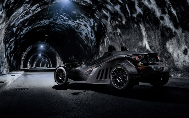 KTM X-Bow Black Edition依然搭載現有的2.0升四缸渦輪增壓引擎，能夠讓車輛激發出316hp的最大潛能。