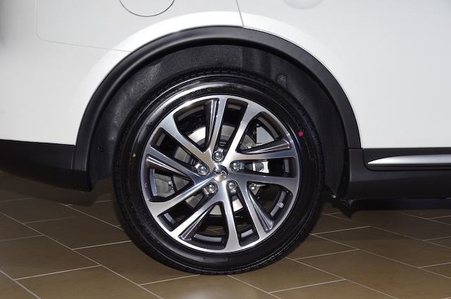 QX50 採 245/45/R19 的輪圈。