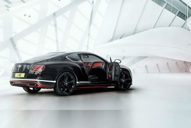 Bentley Continental GT Black Speed全黑的車身點綴上特殊顯眼的紅色線條，搭配燻黑過的頭燈及尾燈。