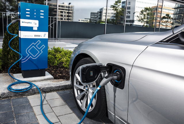BMW 330e使用專屬充電裝置，2小時15分即可充電完畢。