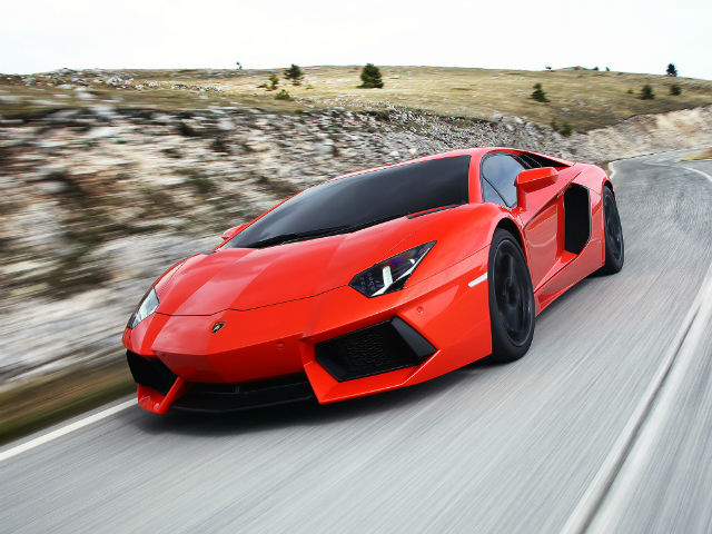 官方在2011年發表了第一部Aventador LP 700-4（底盤代號：LB834），搭載6.5升V12自然進氣引擎，當時的動力已有700hp的驚人本事。