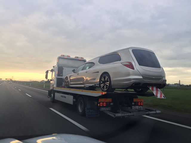 Porsche Panamera被改造成超跑靈車。（圖片來源／carscoops）