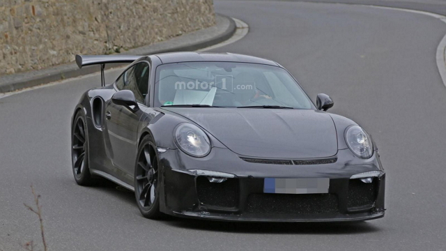 改款後的 911 GT3 RS 除了大量使用輕量化材質外，更配備防滾籠、碳纖維賽車桶椅與六點式安全帶，展現十足的競技取向。