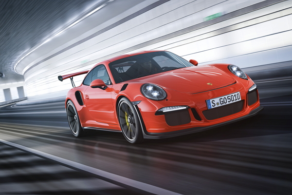 前代 911 GT3 RS 搭載一具 4.0 升水平對臥 6 缸引擎，最大馬力為 500 匹/46.9 公斤米，國內接單價為 968 萬起。(圖為 2016 年式 911 GT3 RS )。