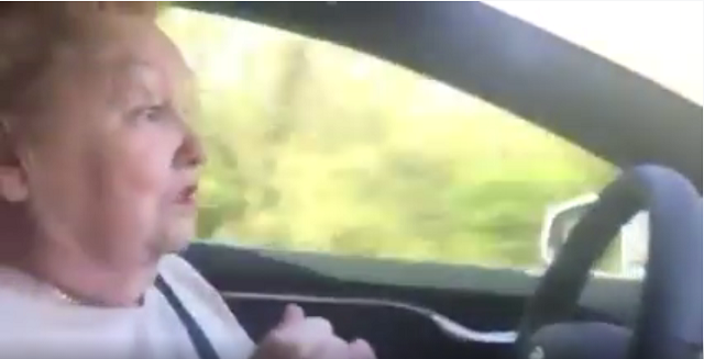 70歲的阿嬤坐上Tesla Model S體驗「自動駕駛」，整個人嚇得半死。（圖片來源／YouTube）