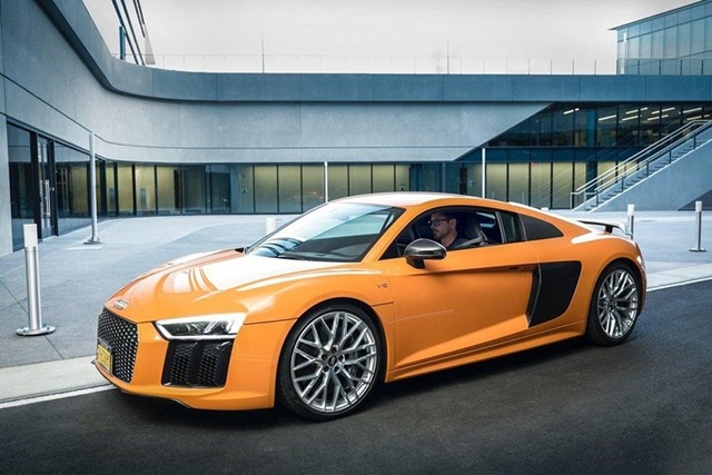 鋼鐵人(小勞勃·道尼)將則繼續駕駛 Audi R8超級跑車。