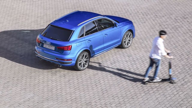 把車停好，就能騎著電動滑板車趕往目的地。