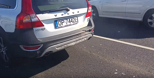 反觀遭撞的 Volvo XC70 車尾卻是完好無缺