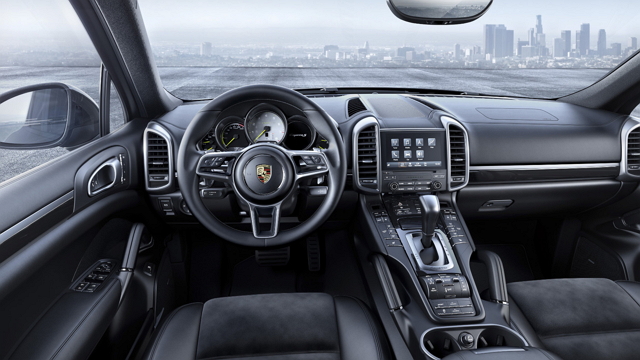 內裝新增 Alcantara 運動座椅(具八向電動調整功能與壓花頭枕)、PCM 通訊管理系統、Bose 環繞音響。