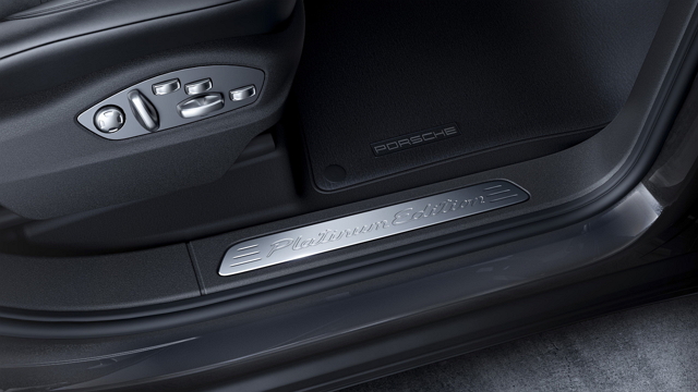 Cayenne Platinum Edition 車型才有的專屬迎賓踏板。