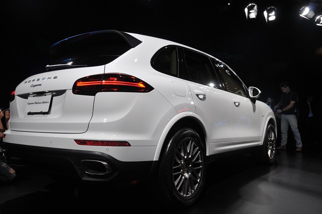 救世主 SUV 質感升級！Porsche Cayenne 白金限定版台灣現身