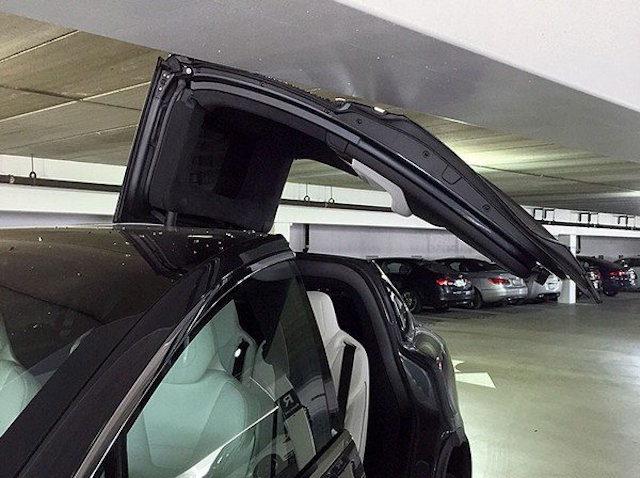 是誰讓 Tesla Model X 上掀電動車門折翼？ 