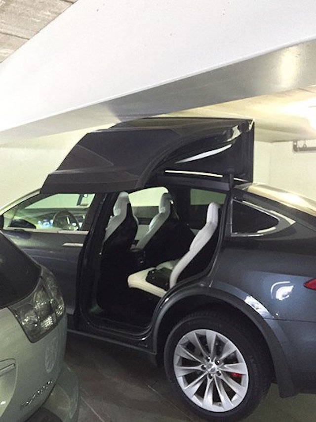 是誰讓 Tesla Model X 上掀電動車門折翼？ 