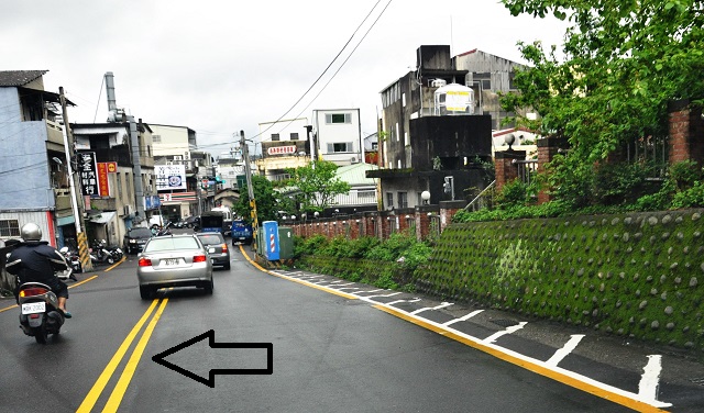 雙黃實線實線路段，不得超車。（本報資料照，記者彭健禮攝）