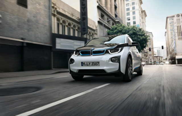 這位竊賊在得手BMW i3後，大力稱讚這部電動車的優點，彷彿在為它代言一般，逗趣行徑讓行車紀錄器全都錄了下來。