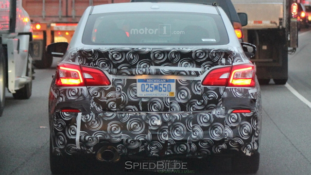 車尾則採用 LED 導光條、左側單出尾管，維持日系典雅風格設計。
