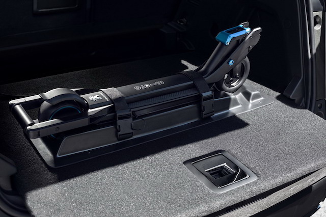 可以擺放在剛發表的 PEUGEOT 3008 車上，而且是完整的配件。