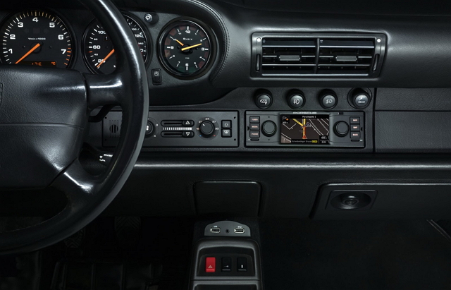 Porsche 曾在去年二月於歐洲地區推出 Classic Radio Navigation System 經典導航車機，現在原廠也開放美、加地區的車主進行選購，提供與時俱進又不失老車味道的車機選擇。(圖片來源/Porsche)