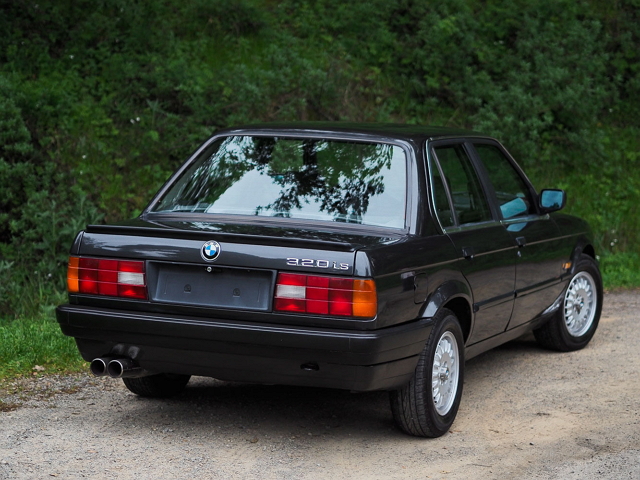 這輛 1988 年出產的 E30 320is，當初只有在義大利與葡萄牙當地販售。總共只生產了 3745 輛，相當具有紀念價值。