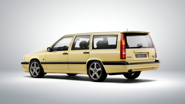 1991年 推出 Volvo 850 房車後，原廠也在兩年後推出旅行車版本，同時也是 volvo 的第一款具有 D 柱直立式尾燈的車款。