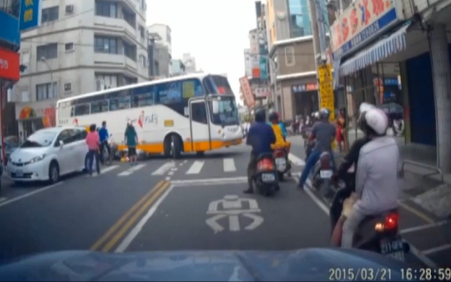 砂石車轉彎又釀禍！面對大車內輪差該如何處理？