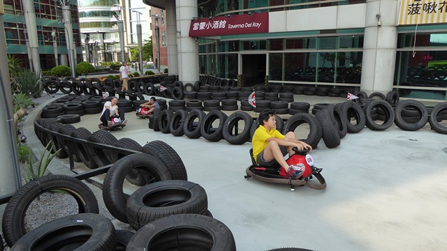 市區甩尾不違法！甩尾卡丁車主題餐廳內湖開幕