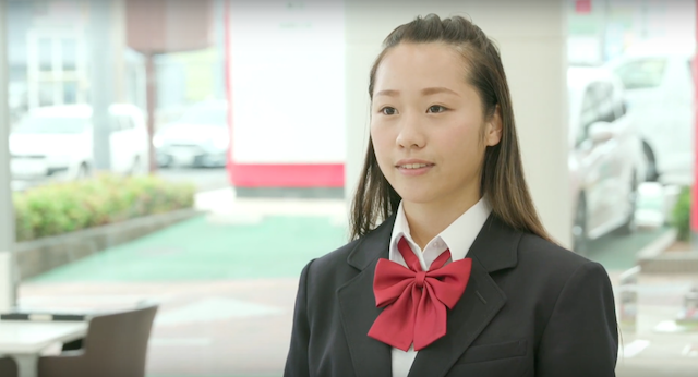 剛滿 18 歲的小山美姬,其實身份是一位賽車手。