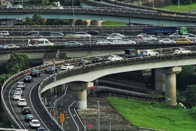 台灣許多通勤族，每天仰賴高速公路上下班。（記者鹿俊為攝）