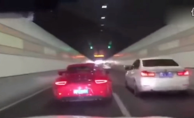 中國一名賽車手駕駛 Porsche 在路上狂飆。（圖片來源：YouTube）