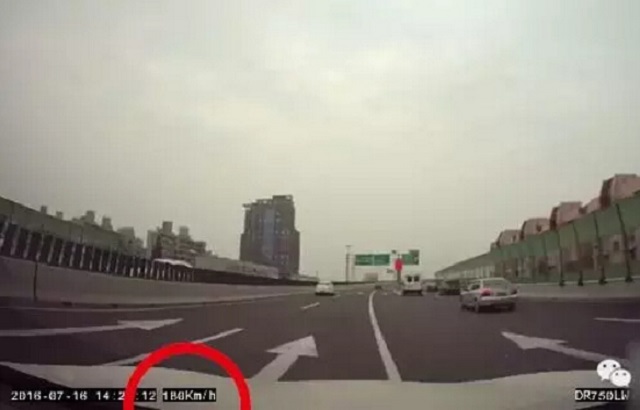 雙方時速皆飆破 180km／h。（圖片來源：網路）
