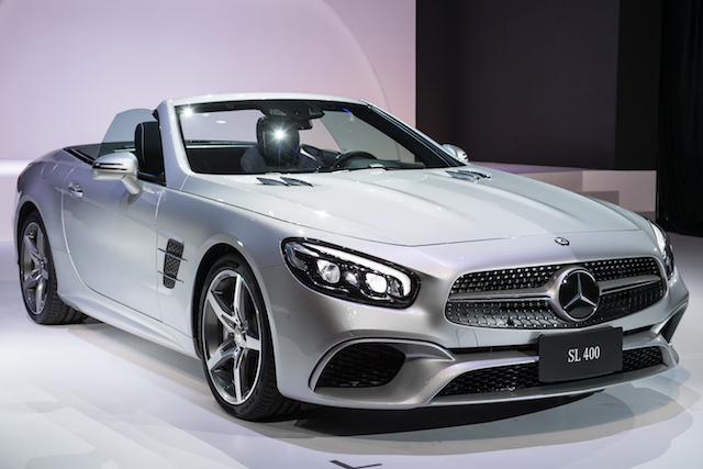 SL 400 具備 3.0 升 V6 Biturbo 雙渦輪增壓引擎，具備 367hp/500Nm 輸出動能外，搭配 9G-TRONIC 9 速手自排變速箱。