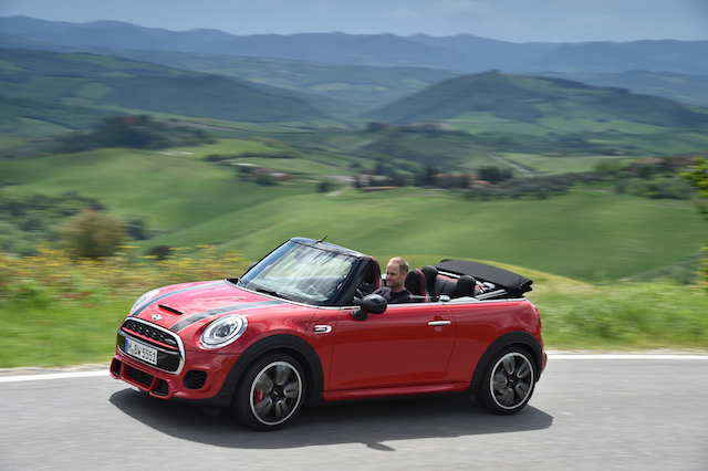 在英國，Mini 敞蓬車的敞蓬設計，會影響中古車的價格。（圖片來源：BMW）