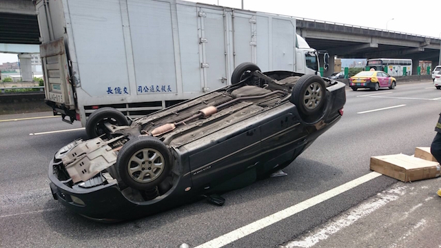 國道散落物容易造成後方車輛來不及散避，而發生意外。（記者曾健銘翻攝）