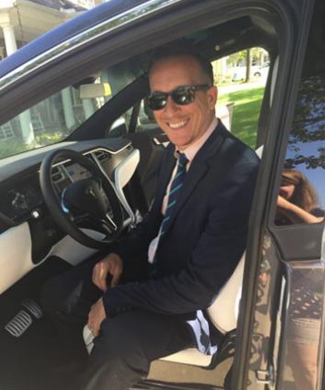 Tesla 自動駕駛沒說的功能？他因此保住一條命（內有影片）