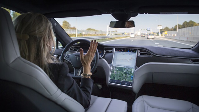 Tesla 自動駕駛沒說的功能？他因此保住一條命（內有影片）