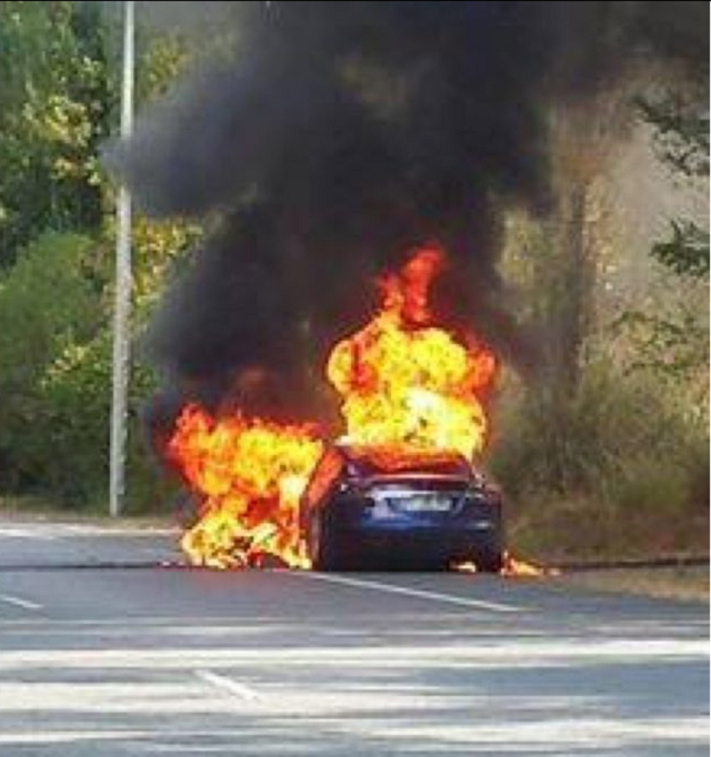 Tesla 汽車在路上突然起火燃燒。 （圖片來源：carscoops）
