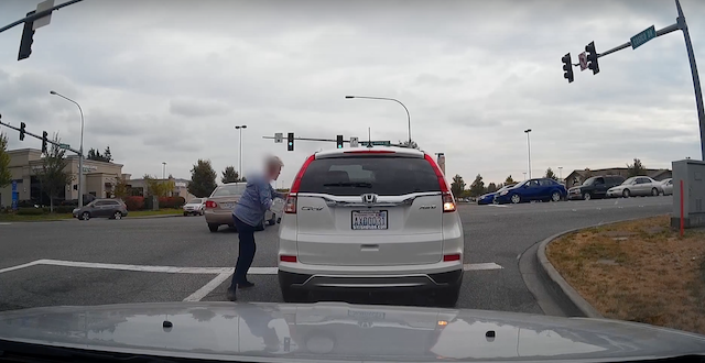 駕駛未先踩下腳煞車就下車要關油箱蓋，導致車輛向前滑行。