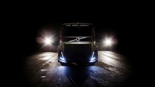 Volvo近日推出了一輛擁有超強馬力的卡車，兇悍、銳利的外表下結合著2,400hp的暴力性能。