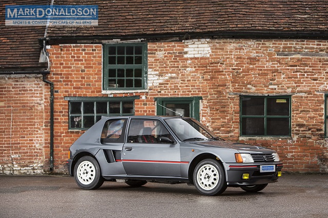 Peugeot 205 T16。