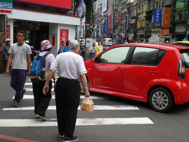 「路口不讓行人」是最被討厭的開車行為。（本報資料照，記者盧賢秀攝）