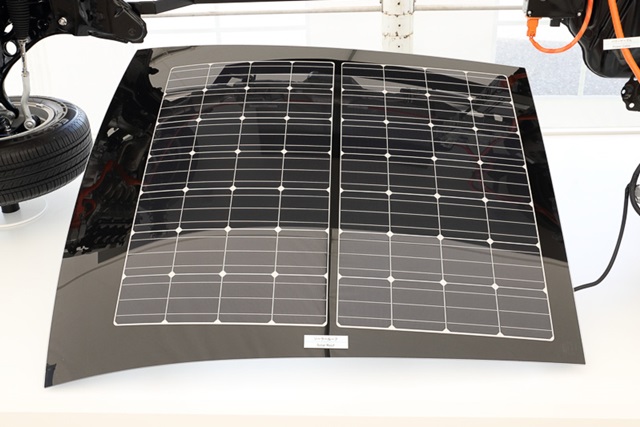 靠太陽能邊跑邊充電！Toyota 油電車續航力激升！